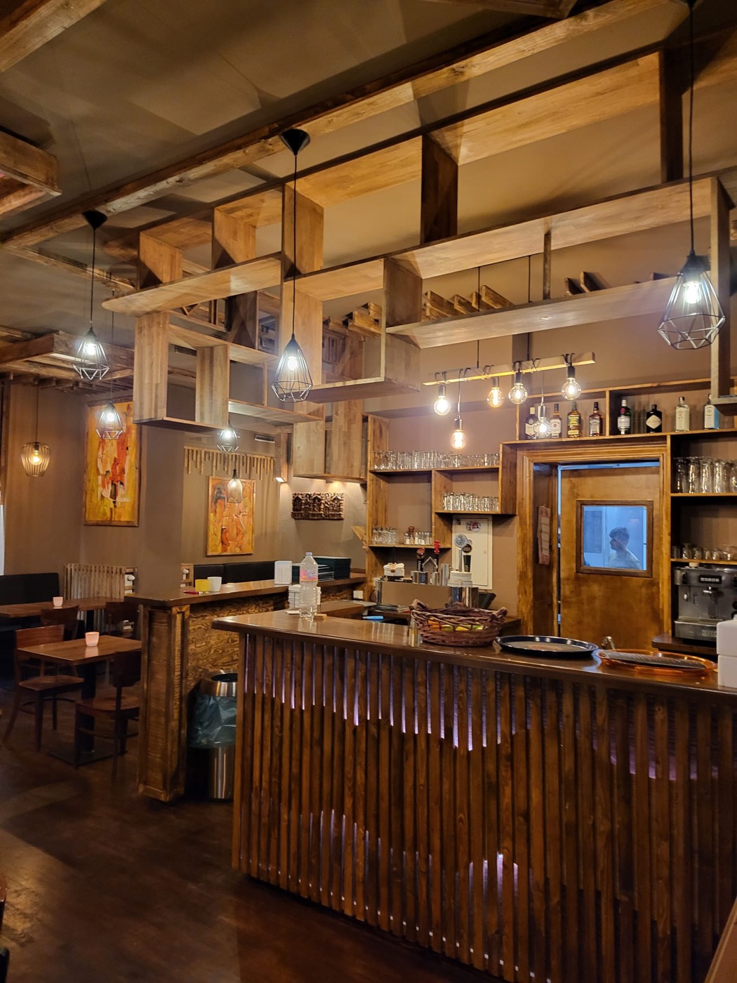 Bar mit Holztresen und Regalen