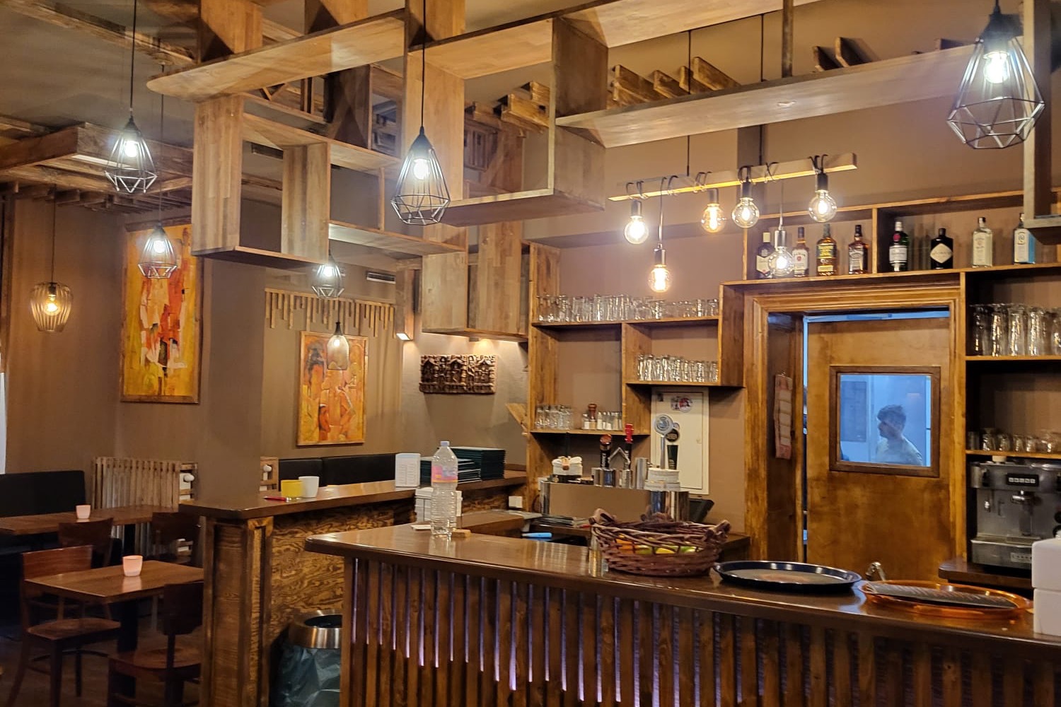 Gastraum des Restaurants Salt & Pepper mit warmem Holzinterieur